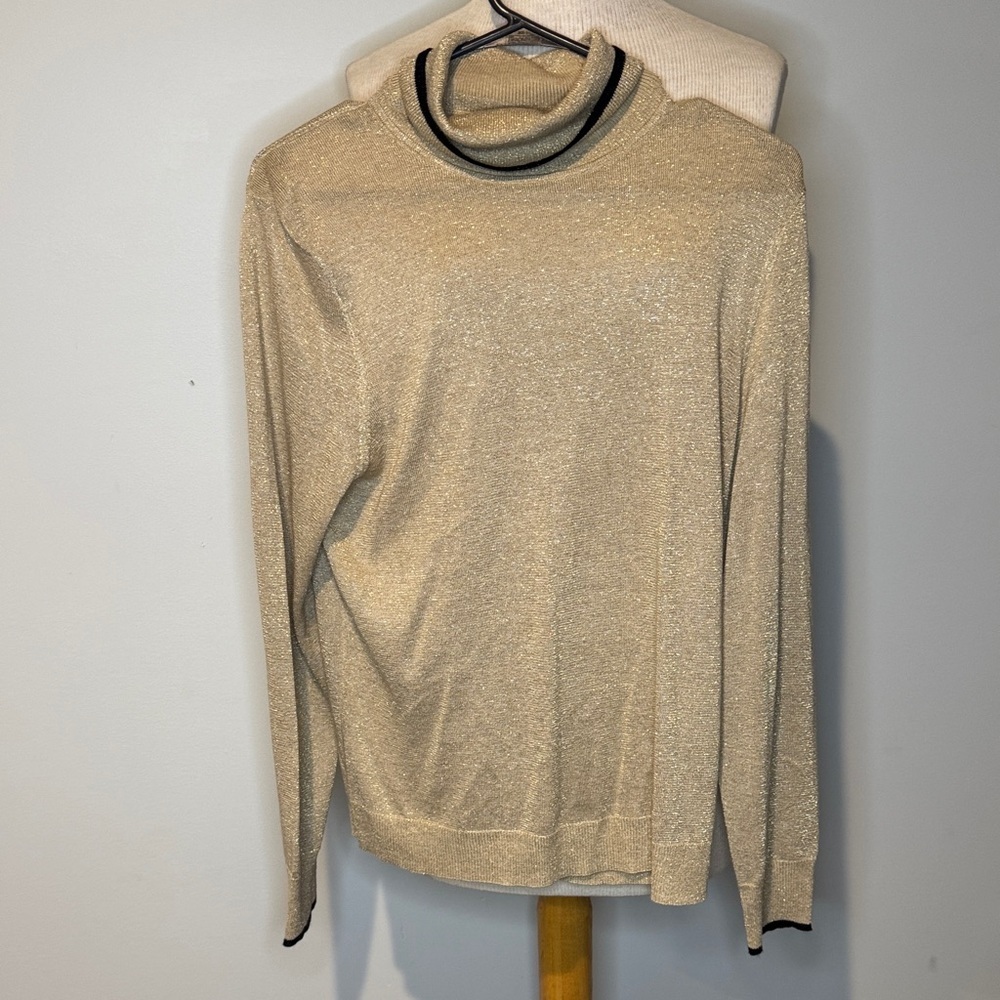COURT & ROWE women’s Cream Turtleneck Sweater